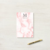 フェイクなピンクの大理石のカスタムなモノグラムそして名前 ポストイット (デスク上)