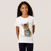 フェイクな大理石フレームとの虎猫の子ネコの絵画 Tシャツ (正面フル)