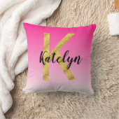 フェイクな金ゴールドのグリッターの大文字Kのピンクの勾配 クッション (ブランケット)