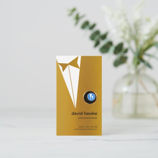 フェイクな金ゴールドのタキシードの金ゴールドのBoutonniereのバーテンダーのロゴ 名刺 (スタンド正面)