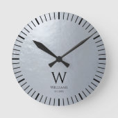 フェイクシルバー メタリックグレー 黒 モノグラムと名前 ラウンド壁時計 (正面)