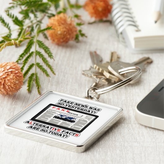 フェイクニュース&代替ファクトPremium Sq Keychain キーホルダー (側面)