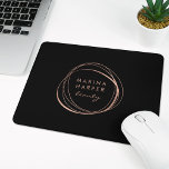 フェイクバラ金ゴールド抽象芸術ロゴ マウスパッド<br><div class="desc">シックなパーソナライズされたmousepadは、黒い背景にカスタムバラ金ゴールドフォイル抽象芸術円要素の中にあなたのビジネス名または選択フェイクの文字を表示する。</div>