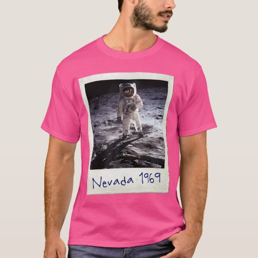 フェイクムーンランディング陰謀説シャツエリア51 Tシャツ (正面)