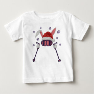 フェイクヤーンでできたサンタ帽のウサギのスキーヤー ウィンターハモア ベビーTシャツ