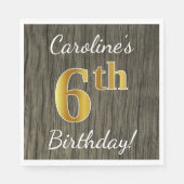 フェイク木、フェイク金ゴールド6番誕生日+名前をカスタムする スタンダードランチョンナプキン (正面)
