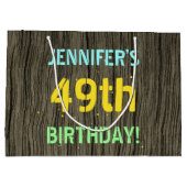 フェイク木、色彩の鮮やか文字ルック、49誕生日+名前 ラージペーパーバッグ (裏面)