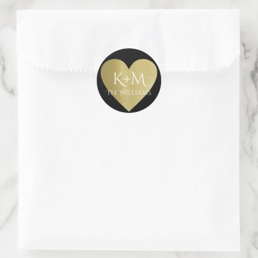 フェイク金ゴールドはカップルのイニシャルと名前とのハートを愛する ラウンドシール (バッグ)