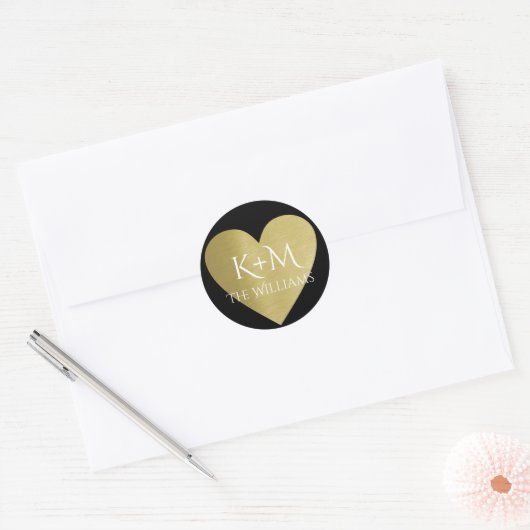 フェイク金ゴールドはカップルのイニシャルと名前とのハートを愛する ラウンドシール (封筒)