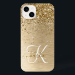 フェイク金ゴールドブラシ仕上げ金属グリッターモノグラム名 iPhone 14 PLUSケース<br><div class="desc">簡単にパーソナライズこのトレンディーシックiPhoneケースデザインかわいらしは、金ゴールドのブラッシュドきらめくメタル背景に金ゴールドグリッターを搭載。</div>