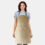 フェイク金ゴールドブラッシュド金属グリッタープリントモノグラムナム エプロン (着用した状態)