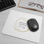 フェイク金ゴールド抽象芸術ロゴ マウスパッド<br><div class="desc">シックなパーソナライズされたmousepadは、白い背景の金ゴールドホイル抽象芸術の円エレメントの内側にカスタム、あなたのビジネス名または選択のフェイク文字を黒で表示する。</div>