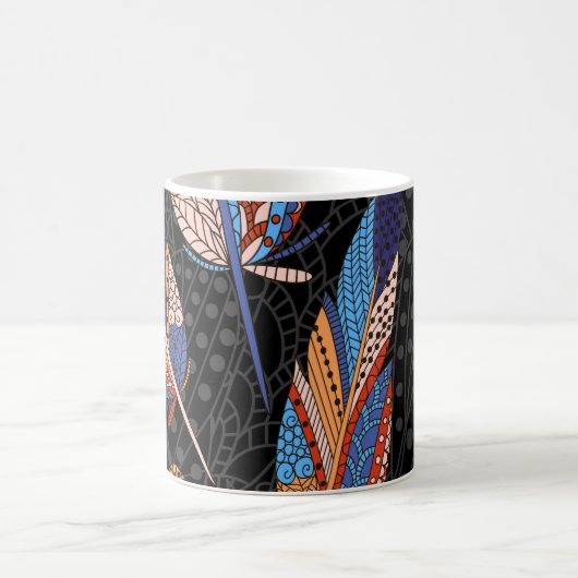 フェザーカラフルパターンのシームレスな背景 コーヒーマグカップ (中央)