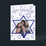 フェスティバルおもしろいスターのデイビッド写真フレームHanukkah シーズンカード<br><div class="desc">このおもしろいカードは、あなたの友人や家族にハッピーハヌカーを望む素晴らしい方法である。Star of Davidとのフェスティバルデザインを搭載し、実際には写真をアップロードできるフォトフレームである。背景には、雪片に似たダビデの小さな星の散乱が見られる。可愛いクリエイティブハッピーハヌカーの言い方！</div>