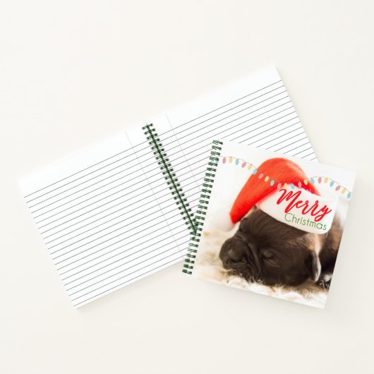 フェスティバルのパグでレッドサンタハットとクリスマスライト ノートブック (内部)