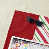 フェスティバルのパグでレッドサンタハットとクリスマスライト ビーチタオル (インサイチュ)