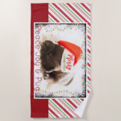 フェスティバルのパグでレッドサンタハットとクリスマスライト ビーチタオル (正面)