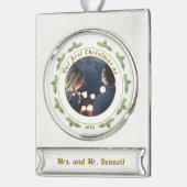 フェスティバルの初めてのクリスマスのスクリプトフォト シルバープレートバナーオーナメント (左)