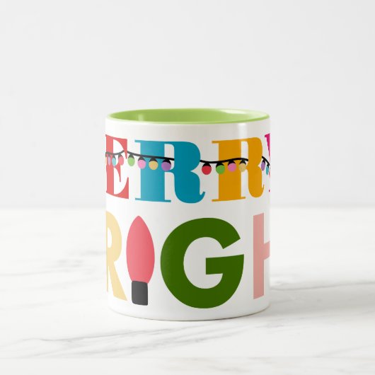 フェスティバルカラフルと明るいメリークリスマスライト ツートーンマグカップ (中央)