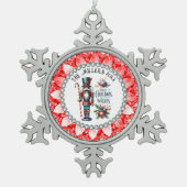 フェスティバルクリスマスくるみクラッカーレッドダイアモンフレーム スノーフレークピューターオーナメント (正面)