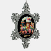 フェスティバルクリスマスジンジャーブレッド列車の名前の日付を追加 スノーフレークピューターオーナメント (左)