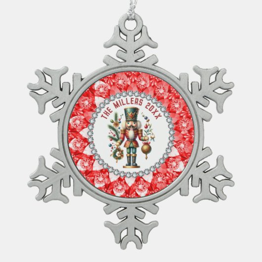 フェスティバルクリスマスナットクラッカー2レッドダイアモンズフレーム スノーフレークピューターオーナメント (正面)