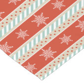 フェスティバルクリスマス赤ストライプの雪片パターン ショートテーブルランナー (コーナー)