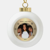フェスティバルゴールデンメタリックスノーフレーク家族の写真 セラミックボールオーナメント (正面)