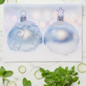 フェスティバルシルバーのクリスマスボールを雪に キッチンタオル (折り畳み)