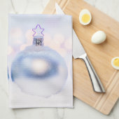 フェスティバルシルバーのクリスマスボールを雪に キッチンタオル (四つ折り)