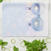 フェスティバルシルバーのクリスマスボールを雪に キッチンタオル (折り畳み)