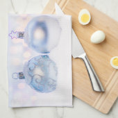 フェスティバルシルバーのクリスマスボールを雪に キッチンタオル (四つ折り)