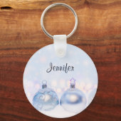 フェスティバルシルバーのクリスマスボールを雪に キーホルダー (正面)