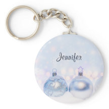 フェスティバルシルバーのクリスマスボールを雪に