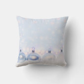 フェスティバルシルバーのクリスマスボールを雪に クッション (裏面)