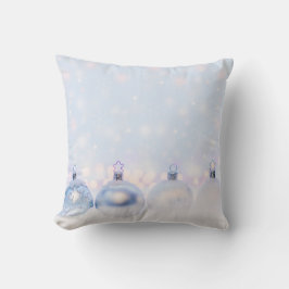 フェスティバルシルバーのクリスマスボールを雪に クッション