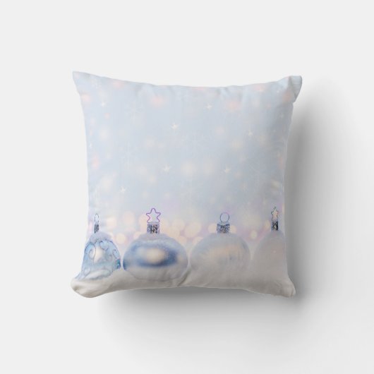 フェスティバルシルバーのクリスマスボールを雪に クッション (正面)