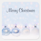 フェスティバルシルバーのクリスマスボールを雪に スクエアシール (正面)