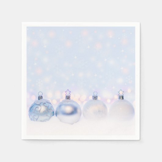 フェスティバルシルバーのクリスマスボールを雪に スタンダードカクテルナプキン (正面)