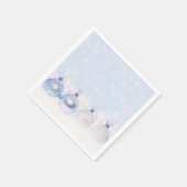 フェスティバルシルバーのクリスマスボールを雪に スタンダードカクテルナプキン (角)