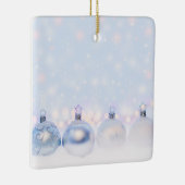 フェスティバルシルバーのクリスマスボールを雪に セラミックオーナメント (右)