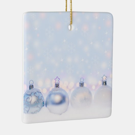 フェスティバルシルバーのクリスマスボールを雪に セラミックオーナメント (右)