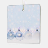 フェスティバルシルバーのクリスマスボールを雪に セラミックオーナメント (左)