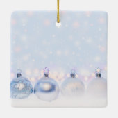 フェスティバルシルバーのクリスマスボールを雪に セラミックオーナメント (裏面)