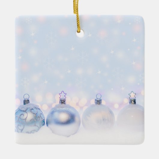 フェスティバルシルバーのクリスマスボールを雪に セラミックオーナメント (正面)