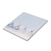 フェスティバルシルバーのクリスマスボールを雪に タイル (側面)