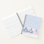 フェスティバルシルバーのクリスマスボールを雪に ノートブック (内部)