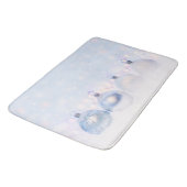 フェスティバルシルバーのクリスマスボールを雪に バスマット (アングル)