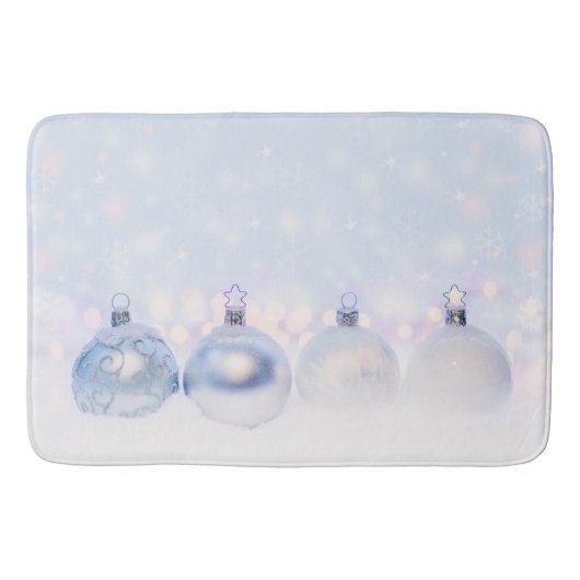 フェスティバルシルバーのクリスマスボールを雪に バスマット (正面)