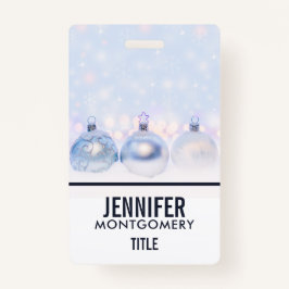 フェスティバルシルバーのクリスマスボールを雪に バッジ